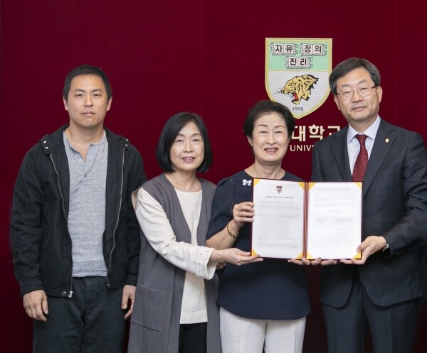 2019년 10월 22일 오후 3시 고려대 본관에서 기부약정식 기념사진을 찍고 있다. 왼쪽부터 고인의 외손자 이성원 씨, 셋째 딸 정인선 씨, 큰 딸 정재은 씨, 정진택 고려대 총장. 이날 둘째 딸 정윤자 씨, 넷째 딸 정혜선 씨는 다른 일정으로 참석하지 못했다. (사진: 고려대 제공)