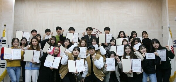 19일 목원대 대학본부 도익서홀에서 열린 ‘DIY 오픈콘텐츠 공모전’ 및 ‘동고동락 우수팀’ 시상식에서 수상자들이 김동기 대학교육개발원장(맨 뒷줄 왼쪽에서 다섯 번째)과 함께 기념촬영을 하고 있다.