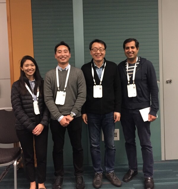 2019 NeurIPS 드론 자율주행 세계 대회에 참가한 김용국 교수팀이 대회주최 관계자들과 우승기념 촬영을 하고 있다 (왼쪽부터) 스탠포드대 게이코 나가미, 신상윤 연구원, 김용국 교수, Microsoft의 아쉬시 카프르 (사진: 세종대 제공)