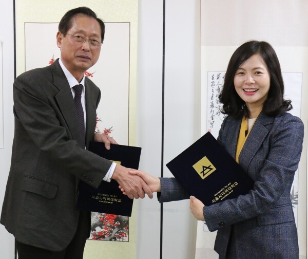 서울사이버대 박병석 부총장(좌측)이 호남대 한국어교육원장 윤영과 협약후 기념사진을 찍고 있다. (사진: 서울사이버대 제공)