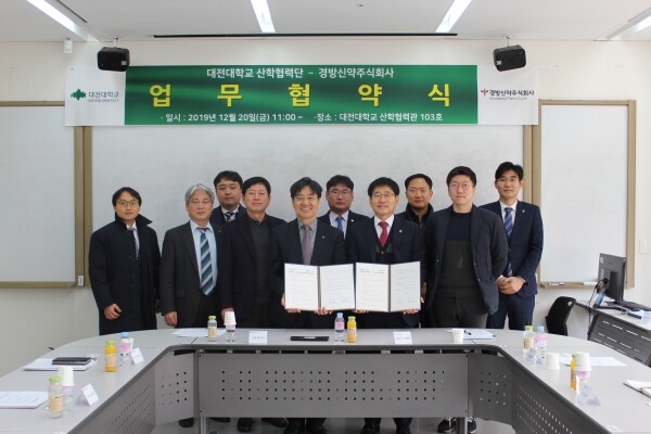 황석연 단장(왼쪽에서 네 번째)과 김충환 대표이사(왼쪽 다섯 번 째) 및 양기관 관계자가 업무협약 후 단체사진을 촬영 중에 있다.