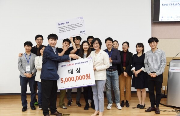 ‘2019 KOREA CLINICAL DATATHON’에서 대상을 받은 데이터사이언스학과 교수와 학생들 모습 (사진: 세종대 제공)