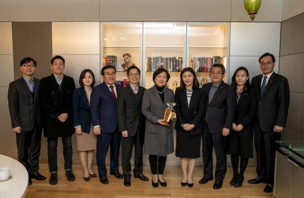 감사패 전달 후 서울사이버대 이은주 총장(우측에서 네번째)과 KT 이선주 지속가능경영단장(우측에서 다섯번째)를 포함한 양측 관계자들이 기념촬영을 하고 있다. (사진: 서울사이버대 제공)