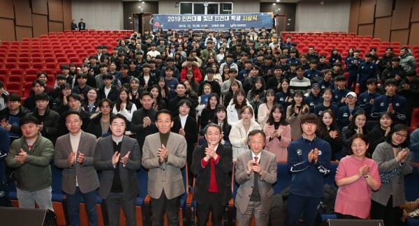 인천대학교(총장 조동성)은 12월 19일(목) 인천대 대강당에서 ‘2019년 인천대를 빛낸 인천대 학생’ 시상식 행사를 개최했다. (사진: 인천대 제공)