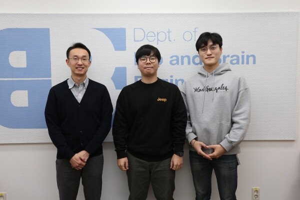 이상완 교수(좌)와 연구진 (사진: KAIST 제공)