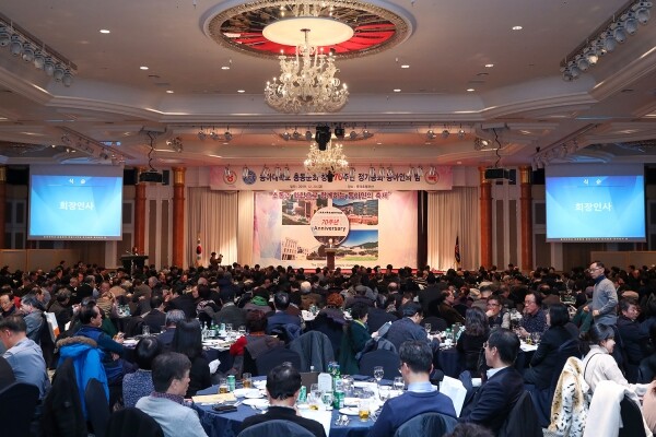 ‘동아대학교 총동문회 창립 70주년 정기총회 및 동아인의 밤’ 행사가 지난 20일 저녁 부산 롯데호텔 크리스탈볼룸에서 열리고 있다. (사진: 동아대 제공)