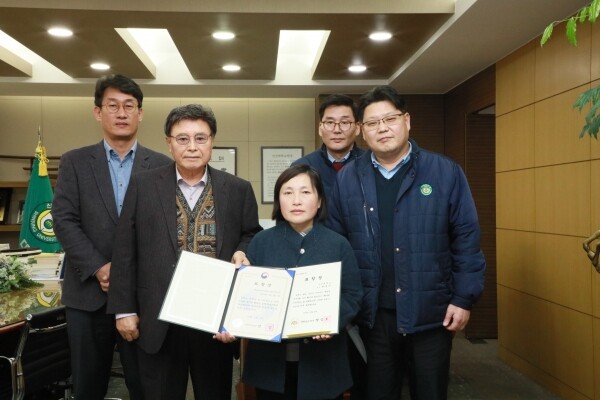 신성대 최연이 교수(가운데)가 표창 전수식에서 장관 및 도지사 표창장을 받았다. (사진: 신성대 제공)