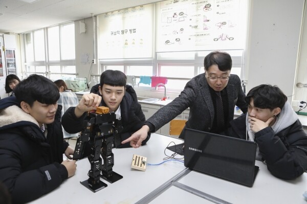 휴먼지능로봇공학과 전공체험 활동으로 프로그램을 통해 로봇을 제어하는 체험을 하고 있다. (사진: 상명대 제공)