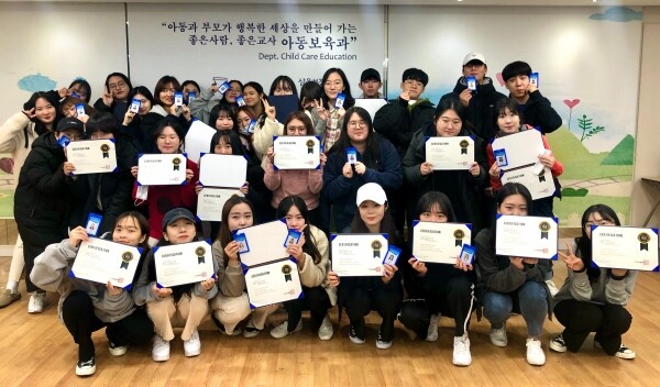 삼육보건대학교(총장 박두한)는 4차 산업혁명 시대에 걸맞은 보육전문가 양성을 위해 올해 초 ㈜코딩앤플레이와 협약을 맺고, 정규교과과정에 영유아코딩지도자 과정을 개설, 12월 10일 코딩교육지도자 과정 수료식을 개최했다. (사진: 삼육보건대 제공)