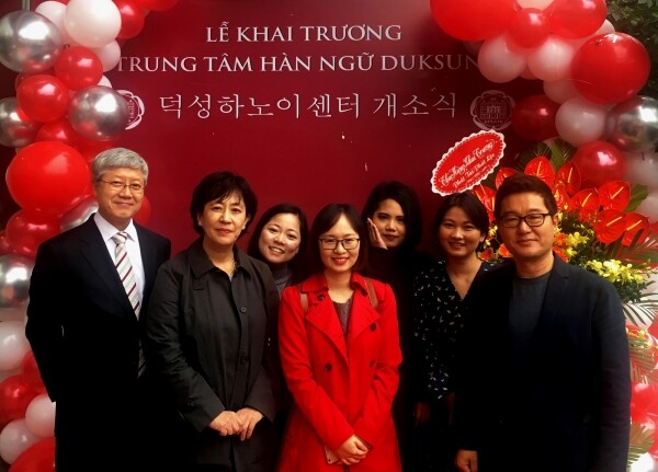 덕성여대는 베트남 하노이에 ‘덕성 하노이 센터’를 개소했다. 덕성여대 강수경 총장(왼쪽 두 번째), 강성주 대외협력처장(왼쪽 첫 번째), 이원정 언어교육원장(오른쪽 첫 번째)과 동문 등이 개소식에 참석했다. (사진: 덕성여대 제공)
