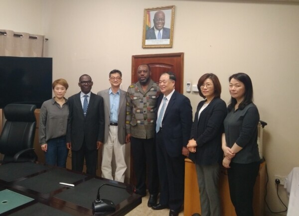 (왼쪽부터) 송은아 희림종합건축사무소 소장, Benjamin Gyasi 가나 교육부 실장, 김장생 연세대학교 미래캠퍼스 교수, Matthew Opoku Prempeh 가나 교육부 장관, 유평준 연세대학교 미래캠퍼스 교수, 허은영 희림종합건축사무소 전무, 안현정 희림종합건축사무소 소장 (사진: 연세대 제공)