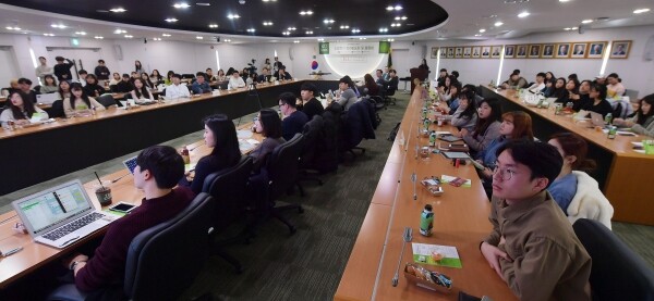 24일 오후 서울 광진구 능동로 건국대학교 행정관에서 열린 2019학년도 2학기 ‘드림(Dream)학기’ 성과발표회에서 참가한  80여명의 학생들이 한 학기동안 수행한 자기설계 프로젝트의 성과를 발표하고 있다.