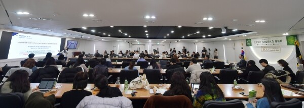 24일 오후 서울 광진구 능동로 건국대학교 행정관에서 열린 2019학년도 2학기 ‘드림(Dream)학기’ 성과발표회에서 참가한  80여명의 학생들이 한 학기동안 수행한 자기설계 프로젝트의 성과를 발표하고 있다.