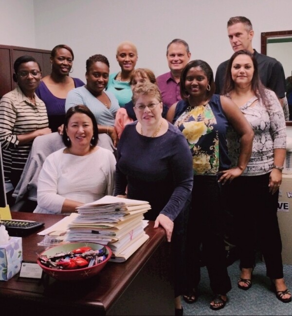 미국 플로리다 주정부 재활상담센터에서 동료들과 함께 사진을 촬영한 조아영 교수 (사진: 경희사이버대 제공)