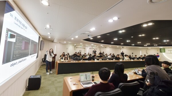 자기주도적인 창의활동 과제를 수행하고 학점을 받는 ‘드림(Dream)학기제’를 이수한 82명의 학생들이 2019학년도 2학기 프로젝트를 마치고 12월 24일 교내 행정관에서 자신들의 성과를 발표했다. (사진: 건국대 제공)