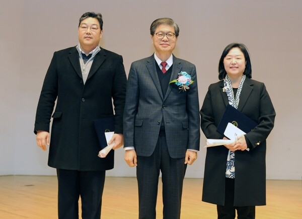 사진 왼쪽부터 조두용 교수, 오덕성 총장, 구혜경 교수.