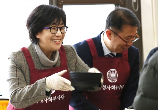 덕성여자대학교(총장 강수경)는 1월 2일 학생회관에서 ‘2020년 구성원과 함께하는 백년둥이 떡국’ 행사를 개최했다. (사진: 덕성여대 제공)