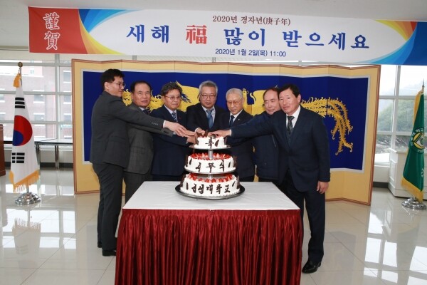 신성대 김병묵 총장(왼쪽 3번째)과 대학 주요 관계자들이 기념 케이크를 커팅하고 있다.