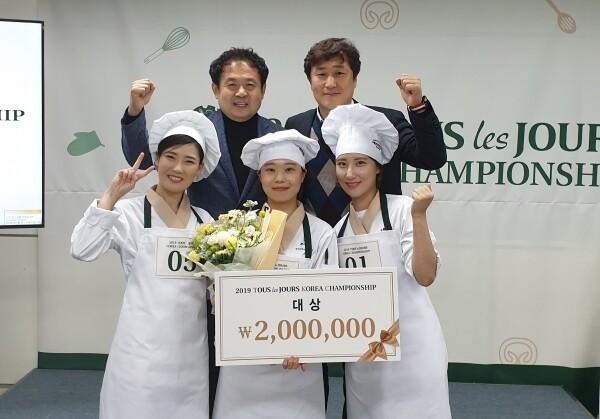 대회에 함께 참여한 참가자들과 단체사진을 촬영한 안민정 씨 (사진: 경희사이버대 제공)