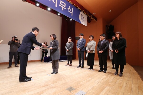 강원대학교(총장 김헌영)는 1월 2일(목) 「2020년도 시무식」을 열고 경자(庚子)년 희망찬 새해의 출발을 다짐했다. (사진: 강원대 제공)