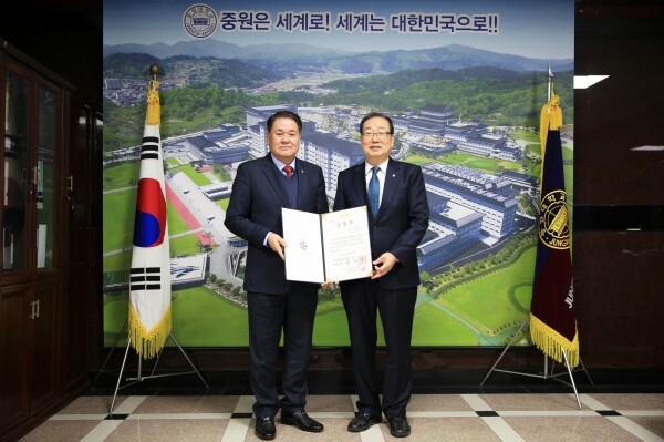 ‘2019 민주평통 의장(대통령) 표창’을 수상한 김기수 씨(좌)