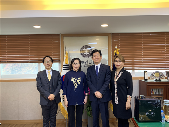 삼육보건대학교(총장 박두한)와 몽골 CITI대학교(총장 Baigalmaa Tsembel)은 2019년 12월 7일부터 11일까지 몽골 CITI대학교 내 G-Beauty Academy 설립 및 공동학위 과정을 위해 머리를 맞댓다. (사진: 삼육보건대 제공)