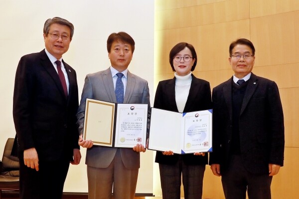 (왼쪽부터) 삼육대 김성익 총장, 이창선 과장, 최성혜 과장, 유구용 사무처장 (사진: 삼육대 제공)