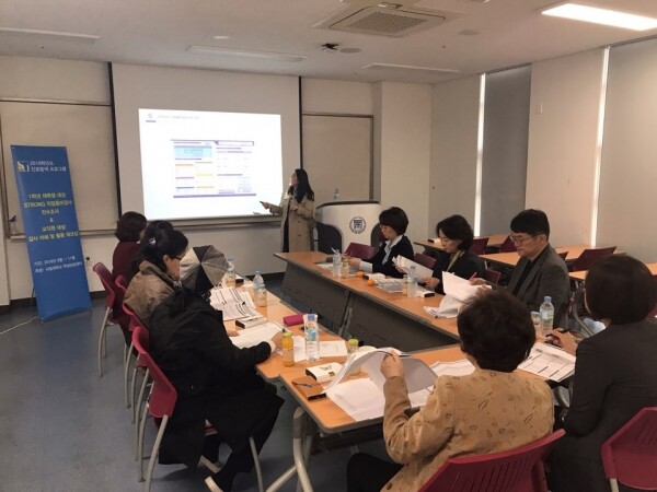 10월 16일과 23일 열린 '진로탐색 프로그램'. 이날 서일대 신입생들은 STRONG 직업흥미검사를 통해 밀도 높은 진로상담을 받았다. 또한 총 11개 학과, 23명의 지도교수가 참여한 워크숍은 교수들의 학생 진로상담지도에 큰 도움을 줬다.