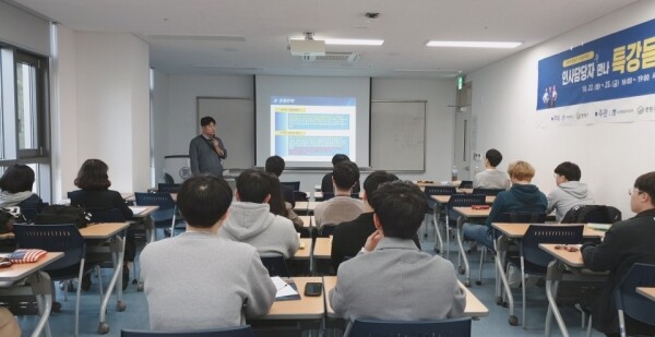 10월 22일부터 25일까지 열린 ‘인사담당자 만나 특강듣고 면접받기’ 프로그램. 경영사무, 공기업, IT, 전기전자 4개 분야로 나뉘어 진행됐으며 전‧현직 인사담당자들이 강사와 면접관으로 참여해 학생들의 취업준비에 실질적 도움이 됐다.