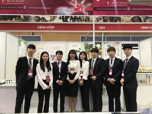 충북대학교 GTEP사업단(좌측부터 신재웅, 한혜지, 전민욱, 김예림, 박수빈, 조성윤, 서홍석, 이하민) 요원들이 기념촬영을 하고 있다.