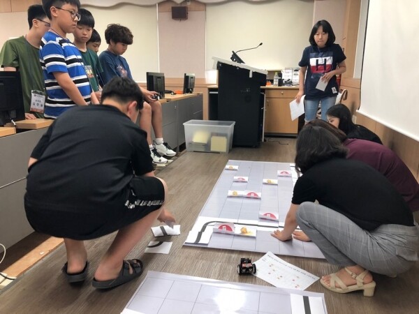 한밭대학교(총장 최병욱)가 오는 13일부터 14일까지 이틀간 교내에서 초등학생들의 창의성과 사고력 향상을 위한 ‘제29회 청소년 로봇캠프’를 개최한다. 사진은 2019년 하계 로봇캠프 모습 (사진: 한밭대 제공)
