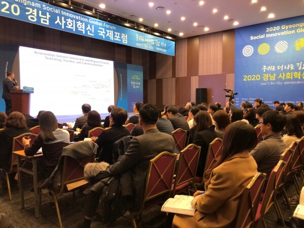 경상대학교(GNU, 총장 이상경) 링크플러스(LINC+) 사업단(단장 정종일 연구부총장)과 산학협력정책연구소(소장 이종호 지리교육과 교수)는 1월 10일 오후 2시 30분 창원컨벤션센터 600A에서 ‘지역의 혁신전환에서 대학의 역할’이라는 주제로 토론회를 개최했다. (사진: 경상대 제공)