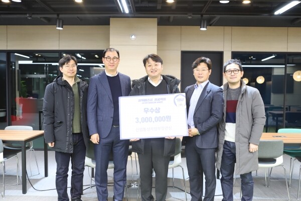 감정색채팀(왼쪽부터 전자부품연구원 김영석 박사, 세종대 나노신소재공학과 김기범 교수, ㈜에이비에이치 한아람 대표, 한국생산기술연구원 이효수 박사, 세종대 지능기전공학부 임유승 교수)이 사진촬영을 하고 있다. (사진: 세종대 제공)