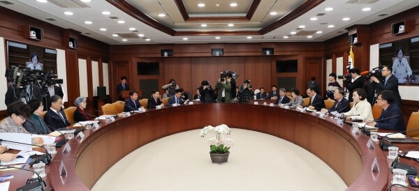 교육부는 17일 정부서울청사에서 2020년 제1차 포용국가 실현을 위한 사회관계장관 회의를 열고 '지자체–대학 협력기반 지역혁신 사업 기본계획 시안'을 논의했다.