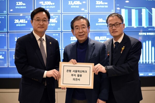 지난 2일 지역의원인 더불어민주당 강병원, 박주민 의원이 박원순 시장을 만나 은평혁신캠퍼스 유치를 위한 의견서를 전달하는 모습 (출처: 강병원 의원실)