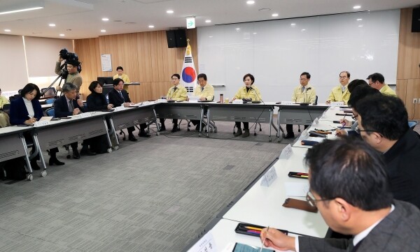 신종 코로나바이러스 확산 우려에 대학가에도 비상이 걸렸다. 졸업생과 학부모 등 많은 인원이 한 자리에 모이는 졸업식과 신입생 오리엔테이션 등을 신종 코로나바이러스 확산 방지를 위해 취소하거나 연기하는 대학이 잇달아 나오고 있다. 사진은 신종 코로나바이러스 감염증 대응을 위해 유은혜 부총리 겸 교육부장관 주재로 29일 오후 열린 학생처장 및 국제교류처장 협의회 모습.