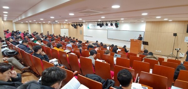 ‘2020년 부동산 마이더스 아카데미 론칭 기념 특별 콘서트’에 참석자들이 강연을 듣고 있다. (사진: 세종대 제공)