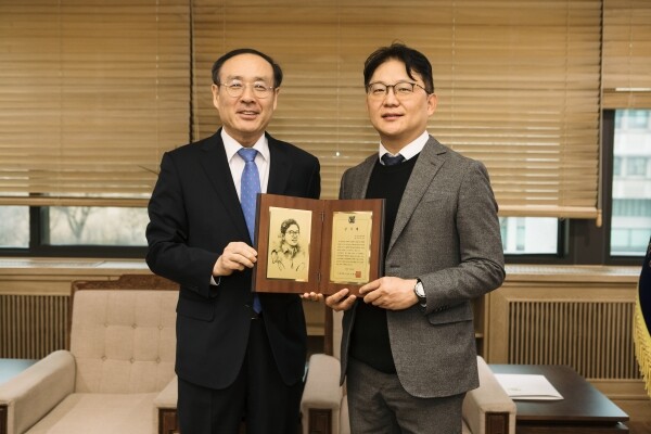 1월 28일(화) 감사패 전달 후 오세정 총장과 장대익 교수가 기념촬영을 하고 있다. (사진: 서울대 제공)