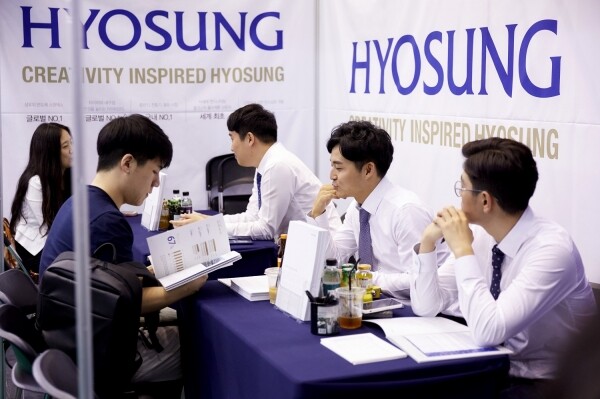 대학 채용박람회에서 효성 직원들이 대학생들에게 채용 전형에 대해 설명하는 모습 (사진제공: 효성)