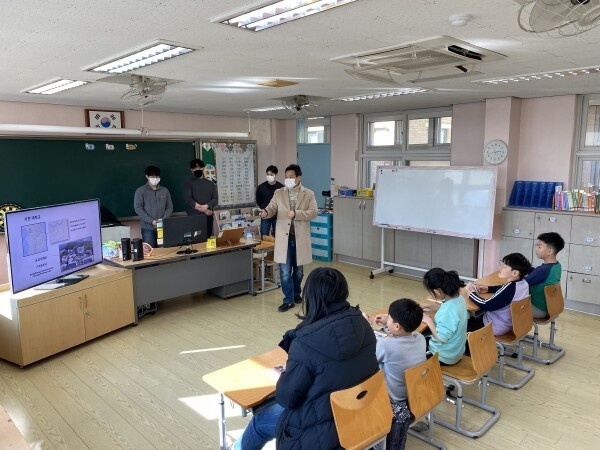 가천대 기계공학과 학생들이 인천 옹진군 장봉도에 위치한 장봉분교를 방문해 재능기부 봉사활동을 펼치고 있다.