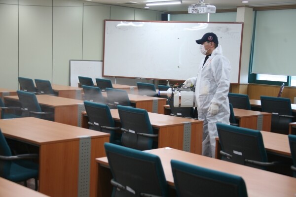 강릉원주대에서 신종 코로나바이러스 확진자의 접촉자가 다녀간 사회과학관을 방역 중인 모습 (사진 강릉원주대 제공)