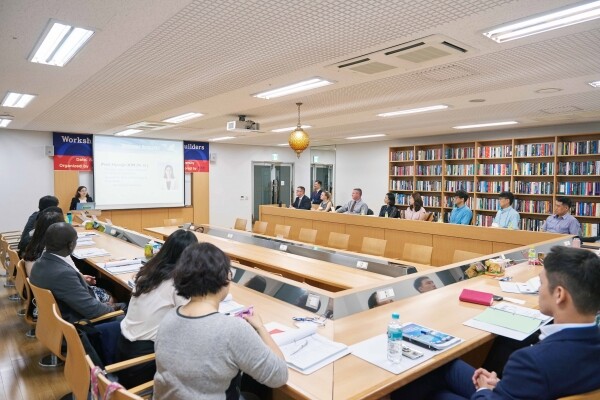 지난 국제평화구축 전문가 연수워크숍에서 각국 관계자들이 토의하는 모습 (사진: 서울사이버대 제공)