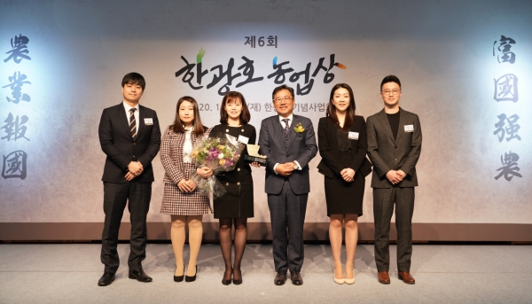 한광호 농업상 농업연구상을 수상한 토마토 마이크로바이옴 연구팀. 좌측부터 공현기 박사, 곽민정 박사, 송주연 박사, (재)한광호 기념사업회 한태원 이사장, 권순경 교수, 최기혁 박사 (사진: 연세대 제공)