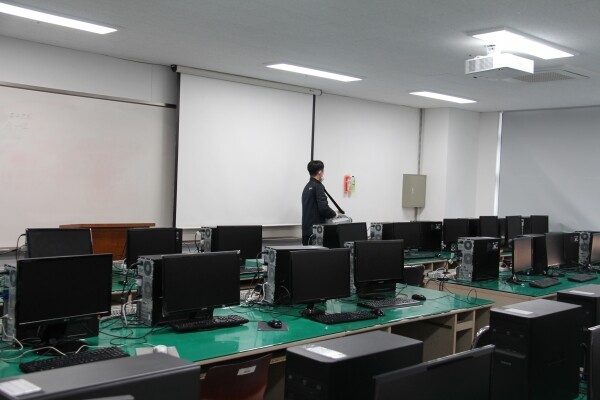 서일대학교(총장 우제창)는 2월 12일 신종 코로나바이러스 감염증(이하 코로나19)에 대비해 중랑구청(구청장 류경기)의 지원으로 학교 건물 및 시설에 대한 방역을 실시했다. (사진: 서일대 제공)