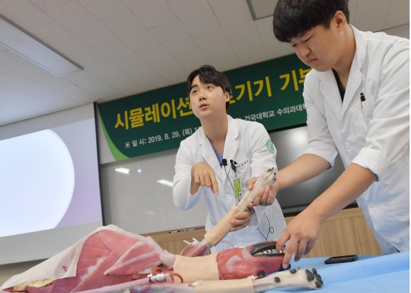 올해 전국 수의대 중 가장 경쟁률이 높았던 곳은 건국대 수의예과 KU논술우수자전형으로 10명 모집에 2,353명이 지원해 235.3대 1의 경쟁률을 보였다. 사진은 국내에서 처음으로 진료‧수술 실습교육에 동물모형 도입한 건국대 수의대 실습 모습(사진=건국대 제공)