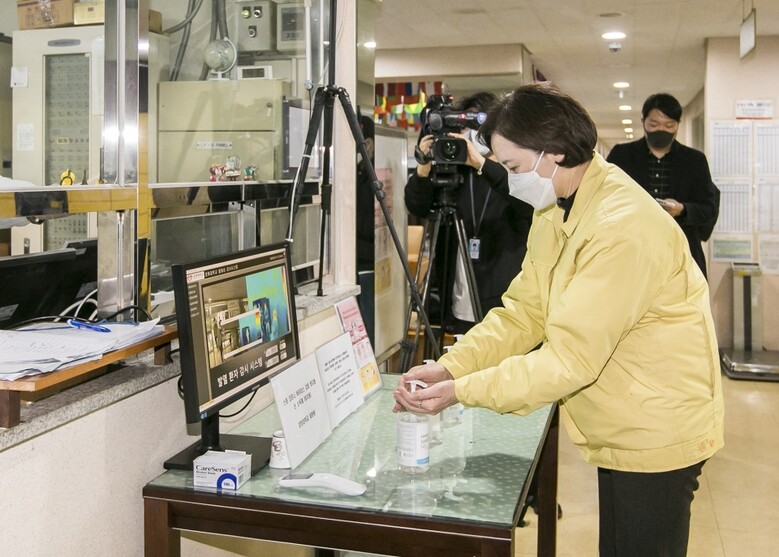 ‘코로나19’ 확산세가 잠시 주춤하고 있지만 부득이 개강을 연기한 대학들의 속앓이는 계속되고 있다. 사진은 '코로나19' 대응상황 점검차 경희대를 방문한 유은혜 교육부장관.