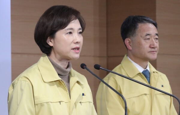 유은혜 부총리 겸 교육부 장관이 16일 오후 정부서울청사에서 열린 신종 코로나바이러스 감염증(이하 코로나19) 중앙사고수습본부 회의를 마치고 중국 입국 유학생 관리·지원 방안에 대한 브리핑을 하고 있다. (사진: 연합뉴스)