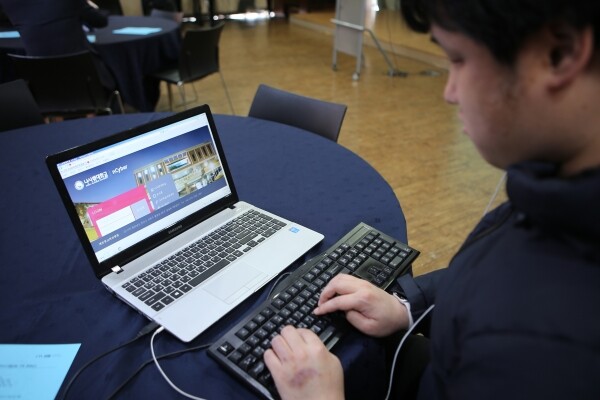 UD기반 무장애 학습관리시스템(LMS)을 시연하는 시각장애 학생