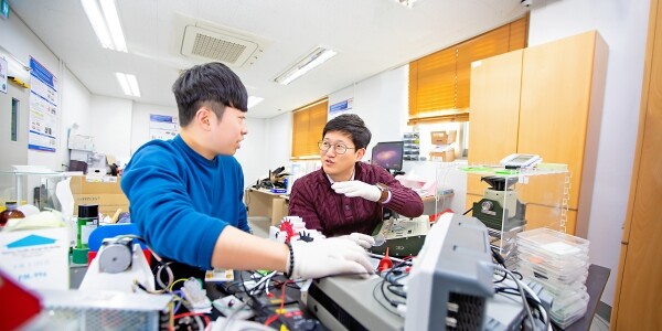 최동휘 기계공학과 교수 연구팀이 고분자 재료 표면에 전하를 안정적으로 삽입하는 기술을 개발, 액체와 고체가 접촉했을 때 발생하는 정전기에서 기존보다 많은 양의 에너지를 얻을 수 있게 됐다. 연구 결과는 물리 화학 분야의 권위 있는 학술지 'Nano Energy' 온라인 최신판에 게재됐다. (사진: 경희대 제공)