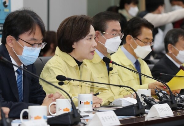 서울시와 교육부는 21일(금) 오전 10시 30분 서울시 기획상황실에서 주요 대학, 자치구와 ‘코로나19’ 관련 중국입국 유학생 보호‧지원방안에 대한 대책회의를 갖고 정보공유부터 입시거주공간 지원, 1:1 건강관리 모니터링 등 감염병 확산 방지를 위한 모든 분야에서 긴밀히 협력하기로 했다. (사진: 교육부 제공)